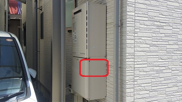 大阪府枚方市で屋外ガス給湯器内に営巣したアシナガバチの蜂の巣駆除