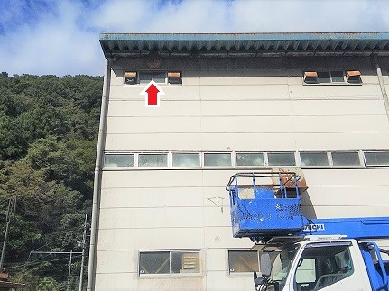 ㊾工場4階軒下キイロスズメバチ駆除滋賀県京都府京都市