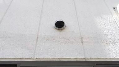 京都市久世郡久御山町で工場施設の外壁通気口内に営巣したアシナガバチの蜂の巣駆除