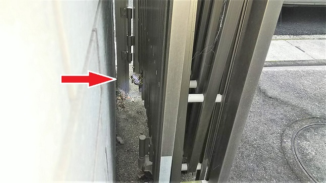 滋賀県大津市で駐車場カーテンゲートに営巣したアシナガバチの蜂の巣駆除