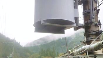 滋賀県長浜市で電柱の柱上トランス下に営巣したキイロスズメバチの蜂の巣駆除
