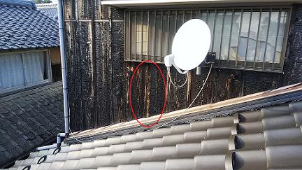 滋賀県高島市で2階外壁の中に営巣したモンスズメバチの蜂の巣駆除