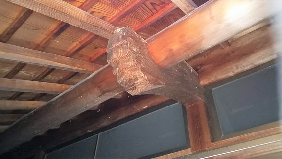 三重県伊賀市で1階軒下に営巣したキイロスズメバチの蜂の巣駆除