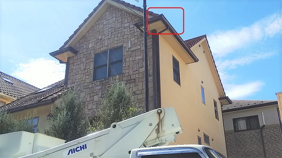 滋賀県大津市で２階屋根軒天内に営巣したキイロスズメバチの蜂の巣駆除