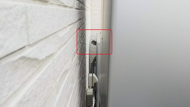 滋賀県大津市で屋外給湯器裏に営巣したアシナガバチの蜂の巣駆除