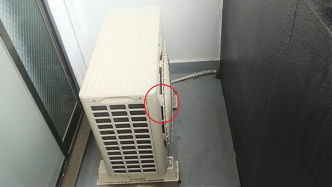 滋賀県大津市でエアコン室外機内に営巣したアシナガバチの蜂の巣駆除
