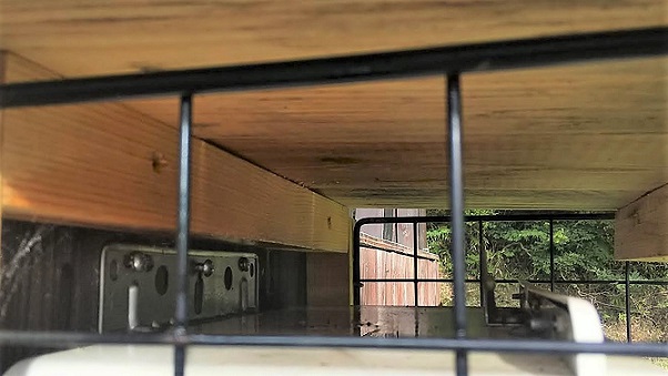 滋賀県蒲生郡日野町でキャンプ場内屋外給湯器の上に営巣したアシナガバチの蜂の巣駆除