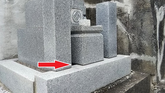 京都府京都市東山区で墓石内に営巣したキイロスズメバチの蜂の巣駆除