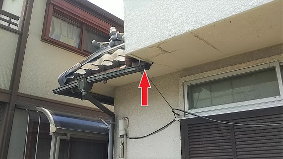 大阪府高槻市で１階軒天内に営巣したキイロスズメバチの蜂の巣駆除