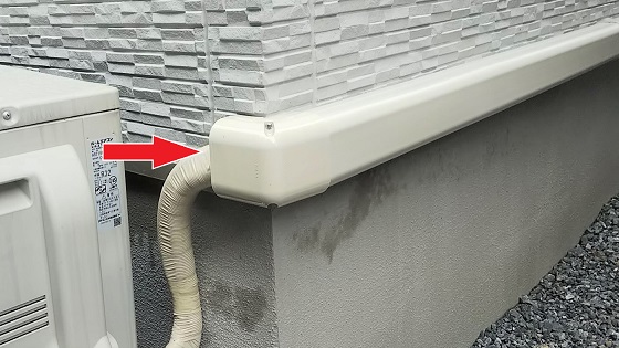 大阪府高槻市で室外機配管カバー内に営巣したアシナガバチの蜂の巣駆除