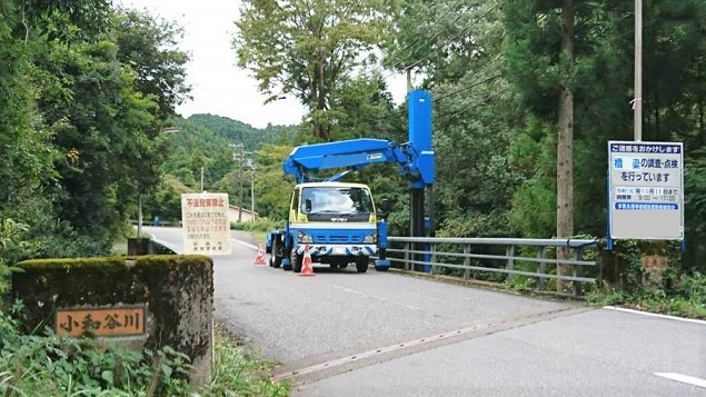 滋賀県犬上郡多賀町で橋梁の下に営巣したキイロスズメバチの蜂の巣駆除