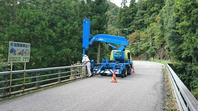 滋賀県犬上郡多賀町で橋梁の下に営巣したキイロスズメバチの蜂の巣駆除