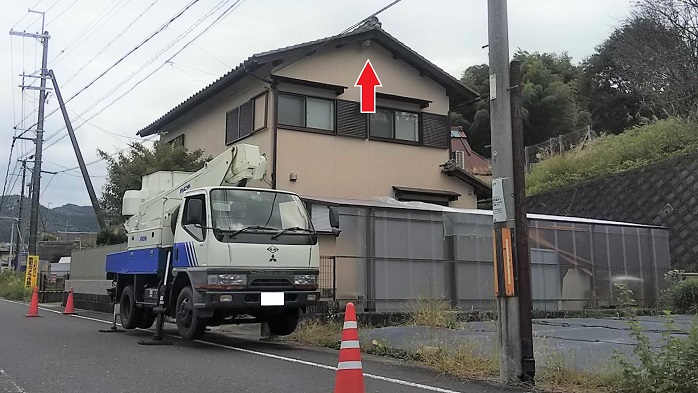 滋賀県大津市で２階軒下に営巣したキイロスズメバチの蜂の巣駆除