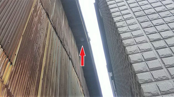 滋賀県大津市で隣家の２階軒下に営巣したキイロスズメバチの蜂の巣駆除