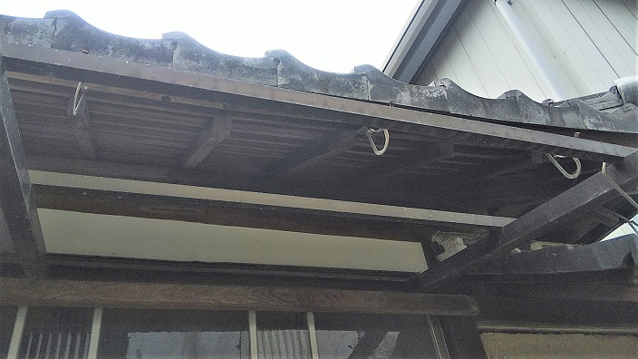 滋賀県守山市で１階軒下に営巣したコガタスズメバチの蜂の巣駆除