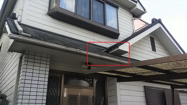 大阪府枚方市で屋根内部に営巣したキイロスズメバチの蜂の巣駆除