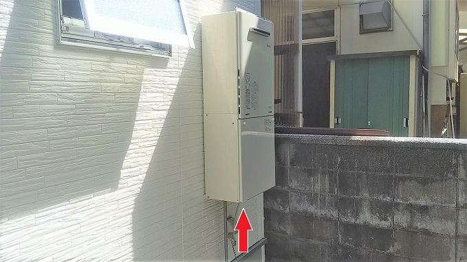 大阪府枚方市で給湯器内に営巣したアシナガバチの蜂の巣駆除