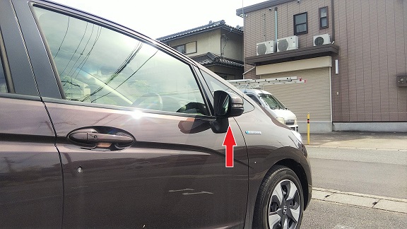 京都府福知山市で車のサイドミラー内に営巣したアシナガバチの蜂の巣駆除