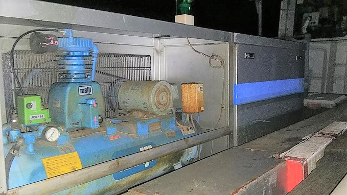 滋賀県高島市で保線用特殊車両機関部に営巣したキイロスズメバチの蜂の巣駆除