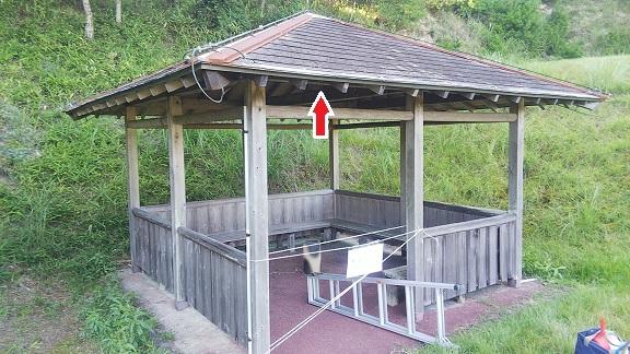 滋賀県甲賀市信楽町でゴルフコース脇東屋の天井に営巣したキイロスズメバチの蜂の巣駆除