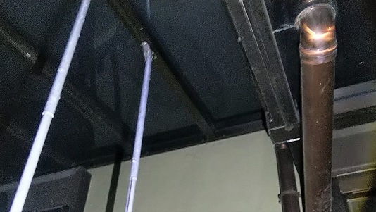 滋賀県守山市で寺社の１階軒下に営巣したコガタスズメバチの蜂の巣駆除