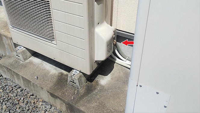 大阪府枚方市でエアコン室外機の裏に営巣したアシナガバチの蜂の巣駆除