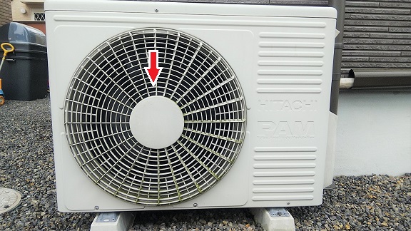 滋賀県甲賀市水口町でエアコン室外機の中に営巣したアシナガバチの蜂の巣駆除