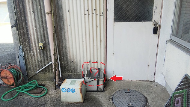 滋賀県甲賀市甲南町で外壁の内部に営巣したヒメスズメバチの蜂の巣駆除
