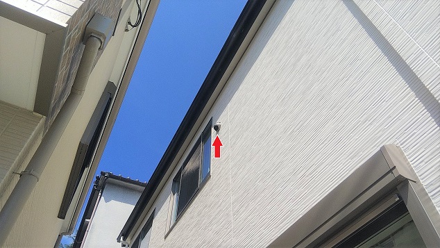 大阪府高槻市で外壁通気口フード内に営巣したアシナガバチの蜂の巣駆除