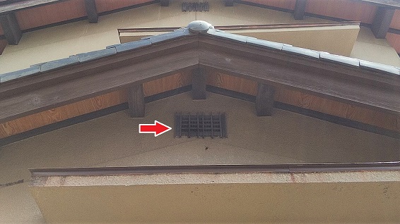 滋賀県大津市で1階の天井裏に営巣したオオスズメバチの蜂の巣駆除
