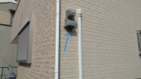大阪府枚方市で電気メーターBOX下に営巣したアシナガバチの蜂の巣駆除