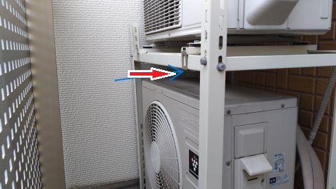 滋賀県栗東市でエアコン室外機棚に営巣したアシナガバチの蜂の巣駆除