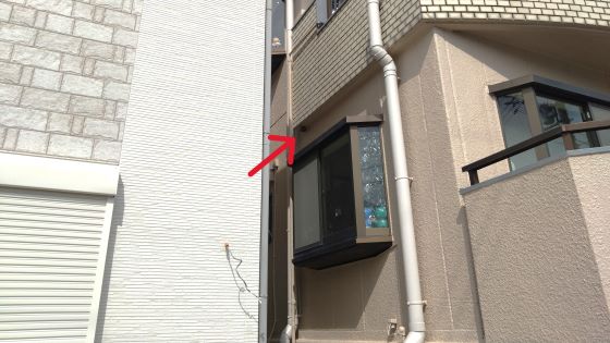 大阪府茨木市で２階外壁に営巣したアシナガバチの蜂の巣駆除