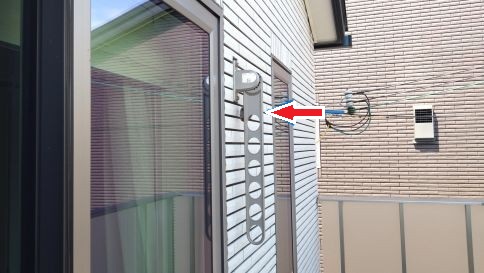 滋賀県近江八幡市でベランダ物干し金物に営巣したアシナガバチの蜂の巣駆除