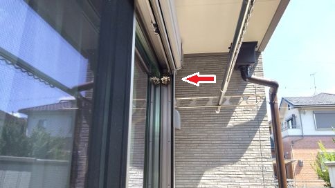 三重県四日市市でシャッター窓サッシに営巣したアシナガバチの蜂の巣駆除