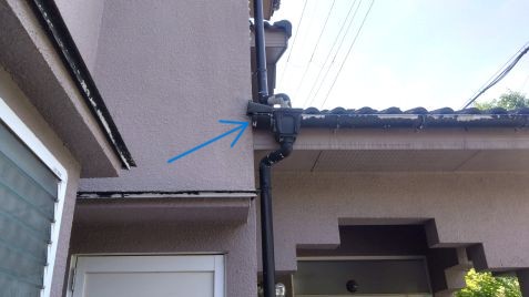 滋賀県湖南市で玄関ポーチ軒天内に営巣したキイロスズメバチの蜂の巣駆除