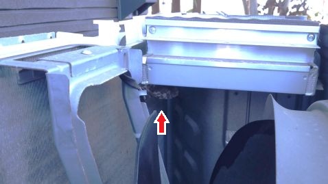 滋賀県長浜市でエアコン室外機内に営巣したアシナガバチの蜂の巣駆除