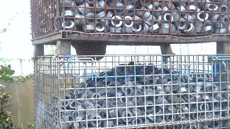 三重県伊賀市で工場内の金網コンテナ（メッシュパレット）に営巣したミツバチの蜂の巣駆除