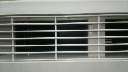 滋賀県大津市で室外機の中に営巣したアシナガバチの蜂の巣駆除