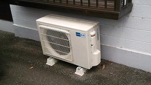滋賀県大津市で室外機の下に営巣したアシナガバチの蜂の巣駆除