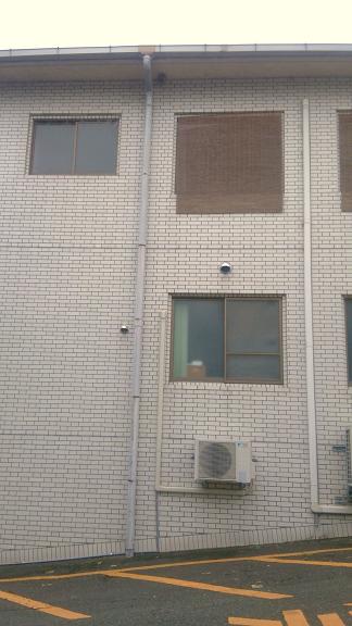 三重県鈴鹿市で医療施設の軒下に営巣したコガタスズメバチの蜂の巣駆除